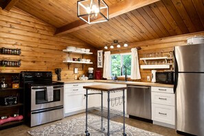 Private kitchen - A Peace Of Pine 2 Bedroom Home by NW Comfy Cabins by RedAwning (Leavenworth)