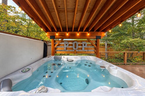A Peace Of Pine 2 Bedroom Home by NW Comfy Cabins by RedAwning