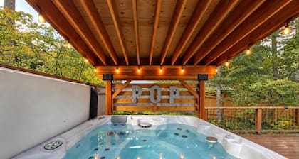 A Peace Of Pine 2 Bedroom Home by NW Comfy Cabins by RedAwning