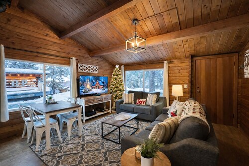 A Peace Of Pine 2 Bedroom Home by NW Comfy Cabins by RedAwning