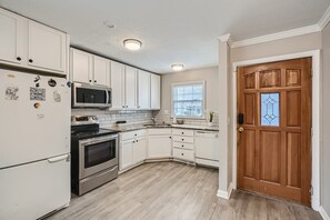 Een koelkast, een magnetron, een oven, een kookplaat