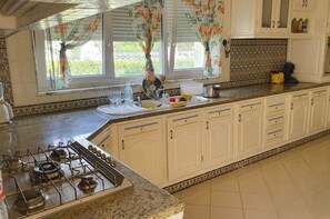 Fridge, microwave, oven, coffee/tea maker