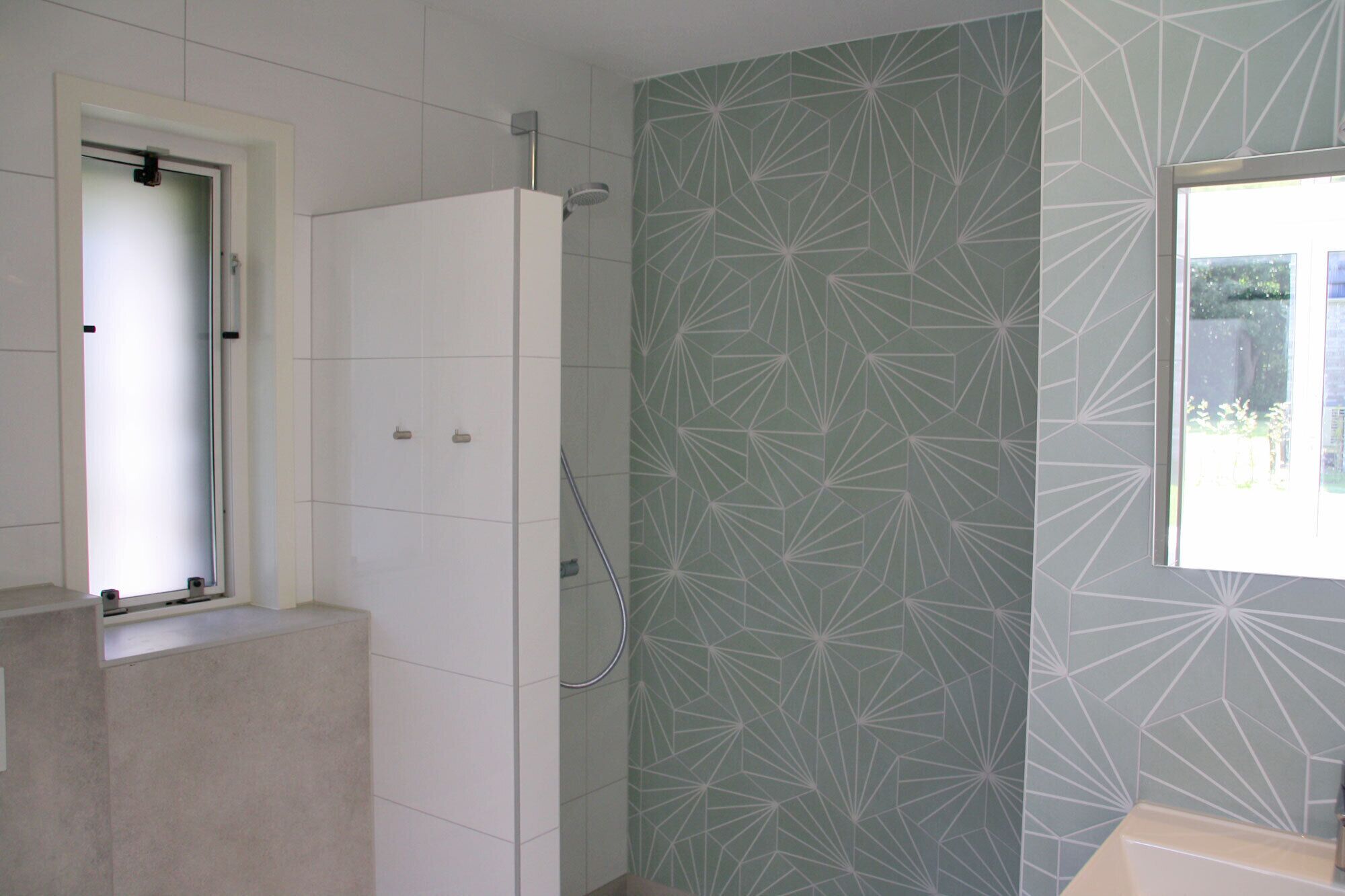 Ein Badezimmer mit Dusche, Toilette und Waschbecken.