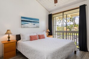 2 soverom, skrivebord, strykejern/-brett og reiseseng for barn