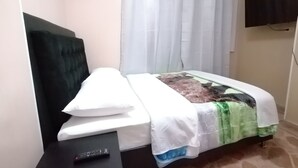 Minibar, escritorio, cortinas blackout y tabla de planchar con plancha 