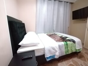 Minibar, desk, blackout drapes, iron/ironing board - hotel golden suite. (Pereira)