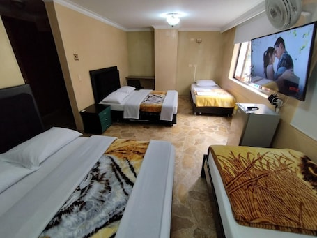 Minibar, escritorio, cortinas blackout y tabla de planchar con plancha