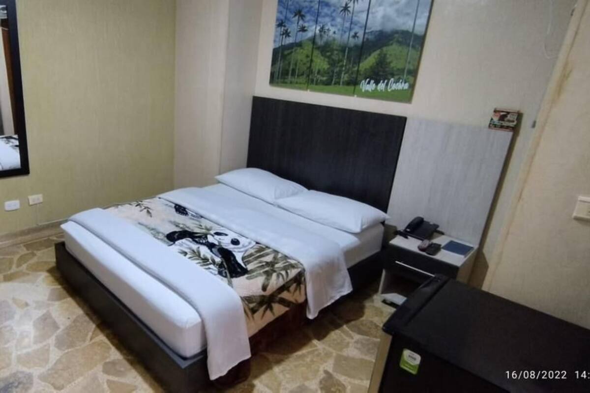 Basic Single Room | Minibar, desk, blackout drapes, iron/ironing board (on request)
