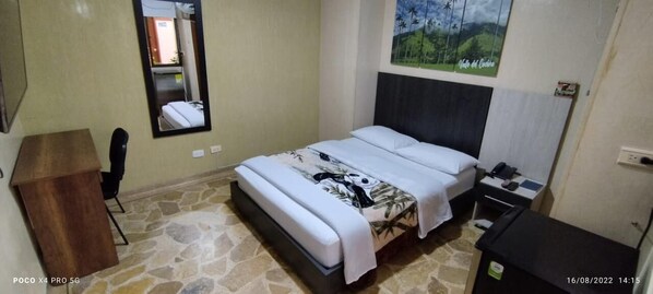 Basic Single Room | Minibar, desk, blackout drapes, iron/ironing board - hotel golden suite. (Pereira)