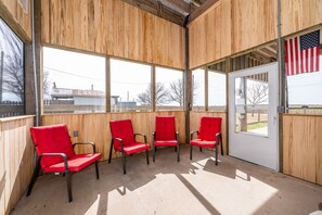 Interior - Fisherman/woman's Dream, Waterfront 1Bdrm/1Bath Home (Bay City)