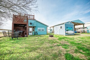 Outdoor dining - Fisherman/woman's Dream, Waterfront 1Bdrm/1Bath Home (Bay City)