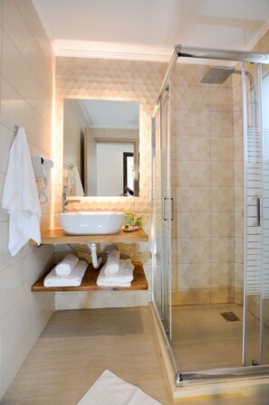 Studio supérieur | Salle de bain | Douche, pomme de douche hydromassante, articles de toilette (gratuits)