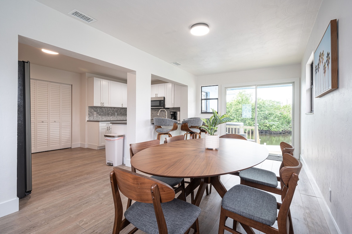 Photo 4 of 🏖️4 BR Canal Front Oasis- 1.5 Miles to Downtown!