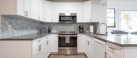 ثلاجة، ميكروويف، فرن، موقد طهي مسطح