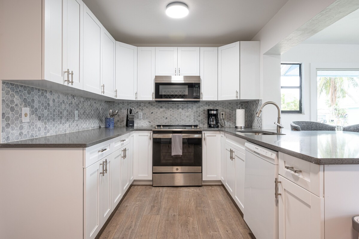 Photo 3 of 🏖️4 BR Canal Front Oasis- 1.5 Miles to Downtown!