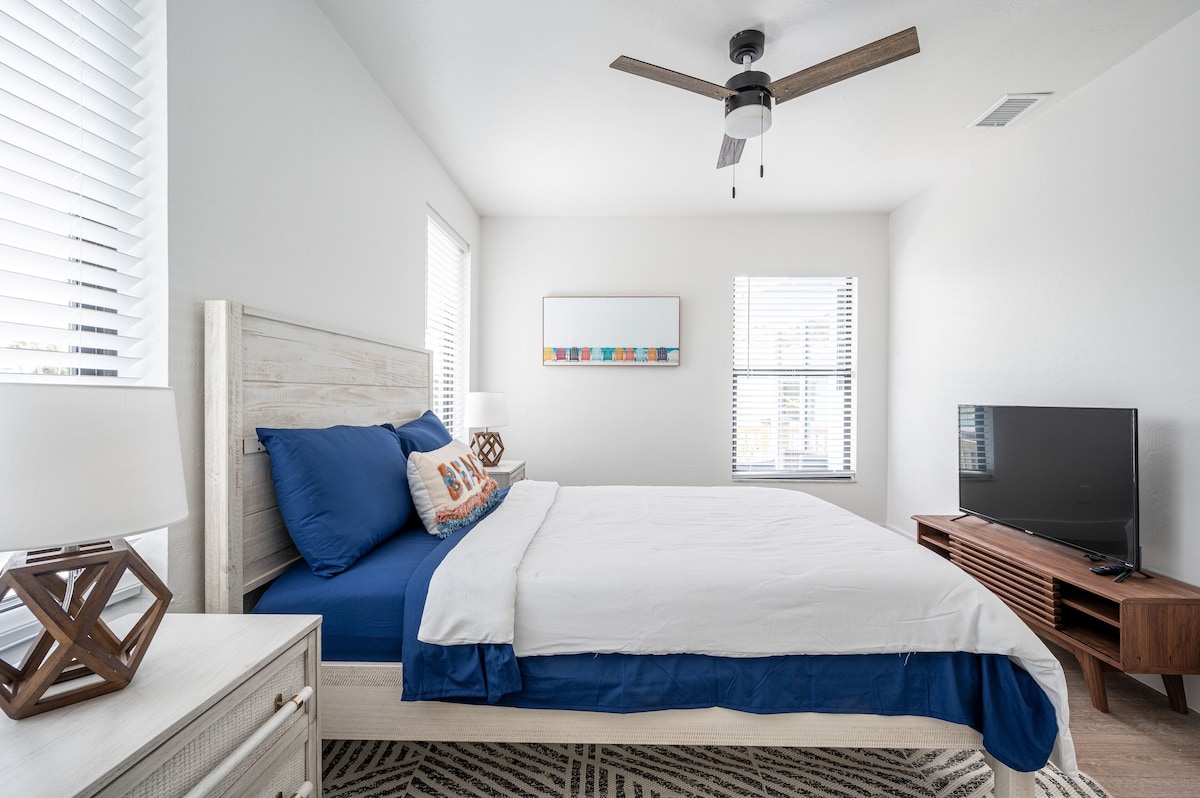 Photo 22 of 🏖️4 BR Canal Front Oasis- 1.5 Miles to Downtown!