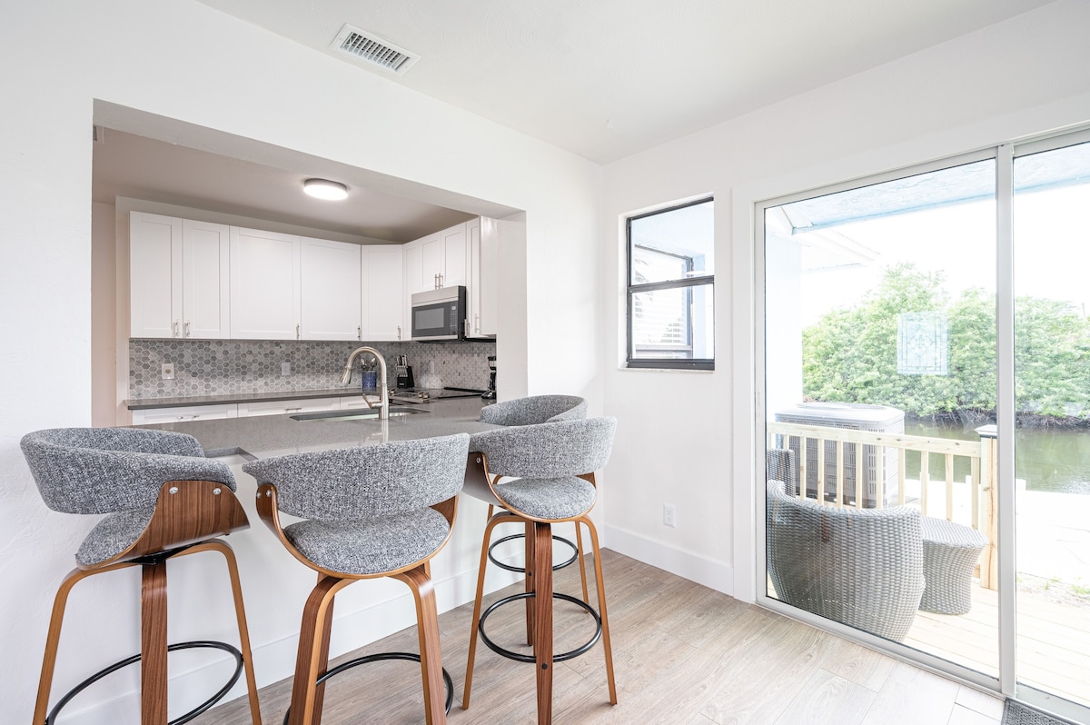 Photo 17 of 🏖️4 BR Canal Front Oasis- 1.5 Miles to Downtown!