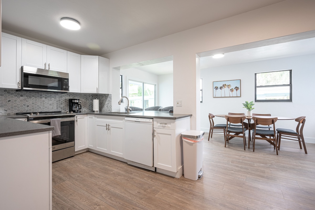 Photo 13 of 🏖️4 BR Canal Front Oasis- 1.5 Miles to Downtown!