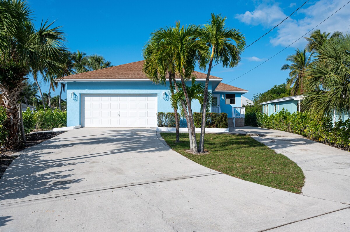 Photo 11 of 🏖️4 BR Canal Front Oasis- 1.5 Miles to Downtown!