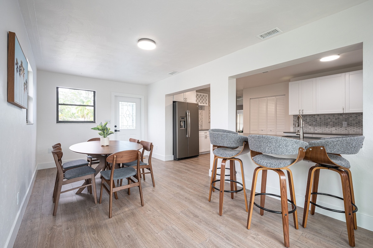 Photo 18 of 🏖️4 BR Canal Front Oasis- 1.5 Miles to Downtown!