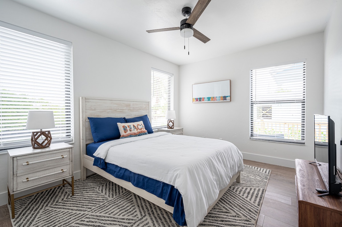 Photo 7 of 🏖️4 BR Canal Front Oasis- 1.5 Miles to Downtown!