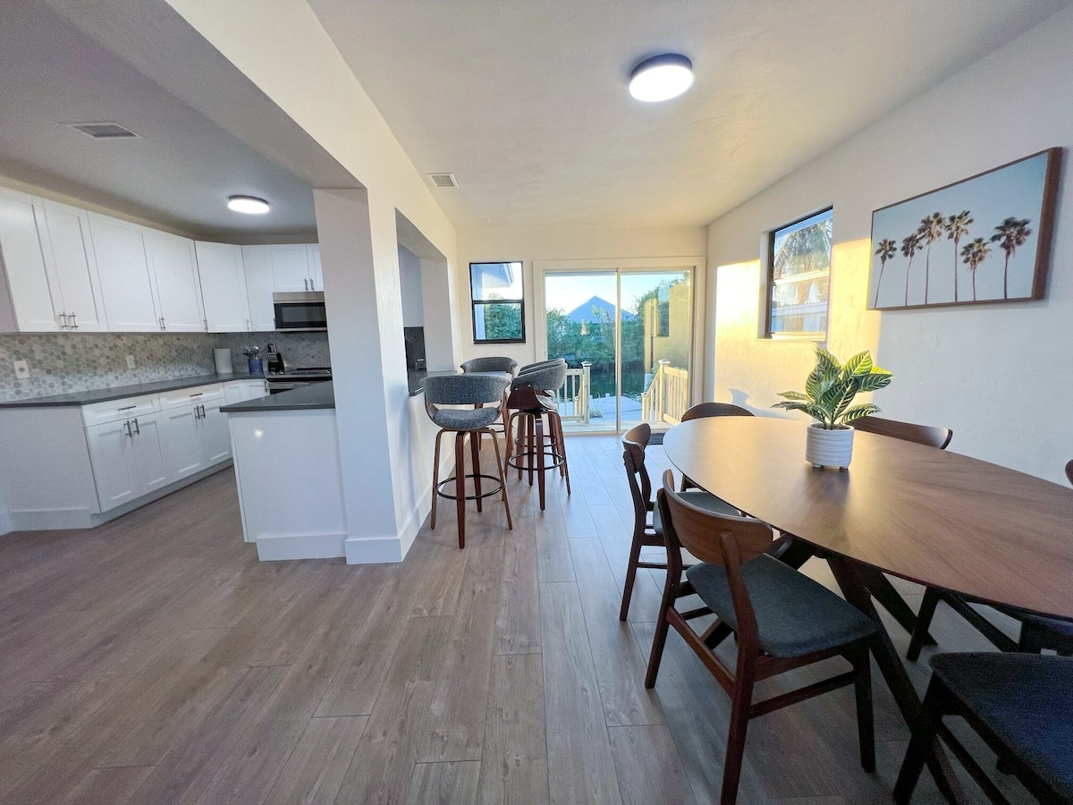 Photo 5 of 🏖️4 BR Canal Front Oasis- 1.5 Miles to Downtown!