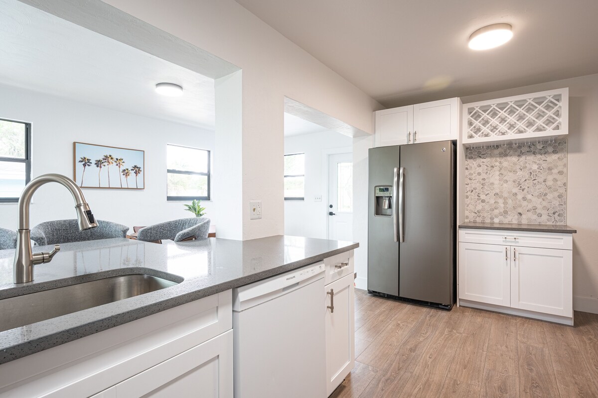 Photo 14 of 🏖️4 BR Canal Front Oasis- 1.5 Miles to Downtown!