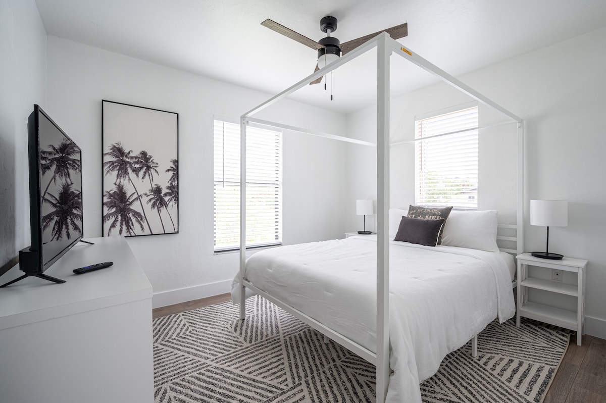 Photo 6 of 🏖️4 BR Canal Front Oasis- 1.5 Miles to Downtown!