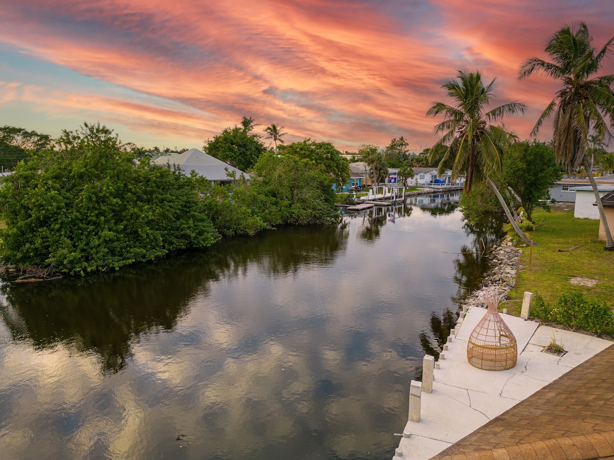 Photo 2 of 🏖️4 BR Canal Front Oasis- 1.5 Miles to Downtown!