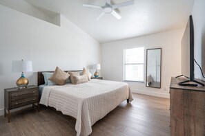 4 bedrooms, iron/ironing board, free WiFi, bed sheets - 🏖️4 BR Canal Front Oasis- 1.5 Miles to Downtown! (Naples)