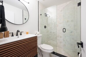 Shower, hair dryer, towels, soap - 🏖️4 BR Canal Front Oasis- 1.5 Miles to Downtown! (Naples)