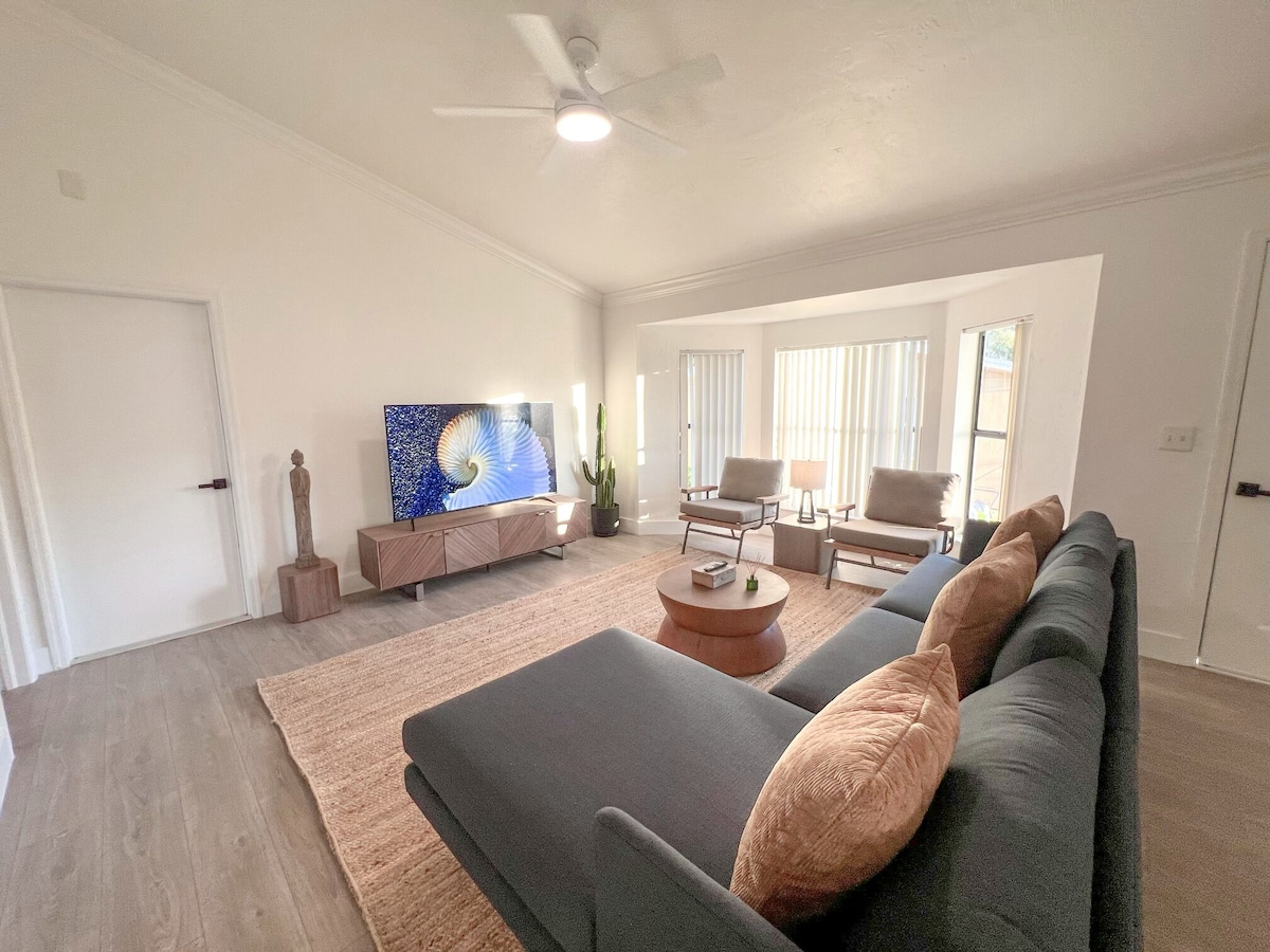 Photo 24 of 🏖️4 BR Canal Front Oasis- 1.5 Miles to Downtown!