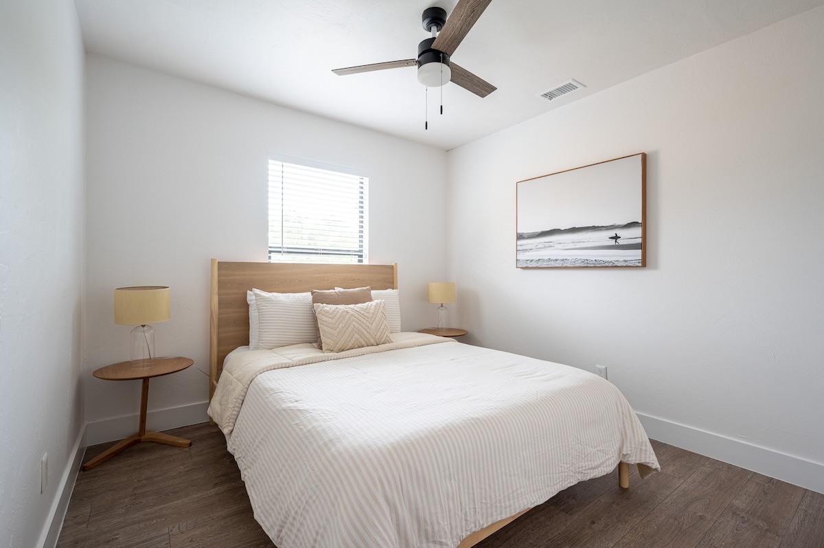 Photo 8 of 🏖️4 BR Canal Front Oasis- 1.5 Miles to Downtown!