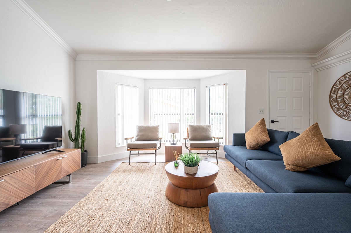 Photo 12 of 🏖️4 BR Canal Front Oasis- 1.5 Miles to Downtown!