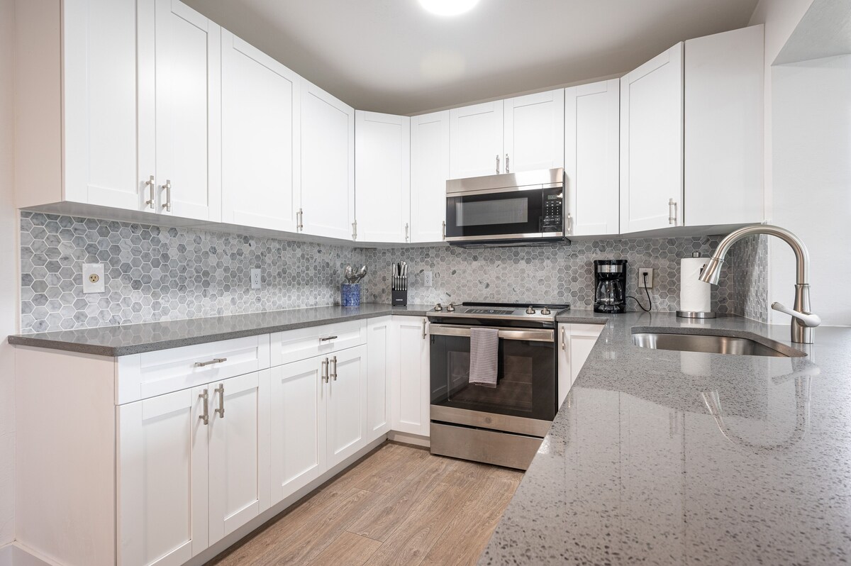 Photo 16 of 🏖️4 BR Canal Front Oasis- 1.5 Miles to Downtown!
