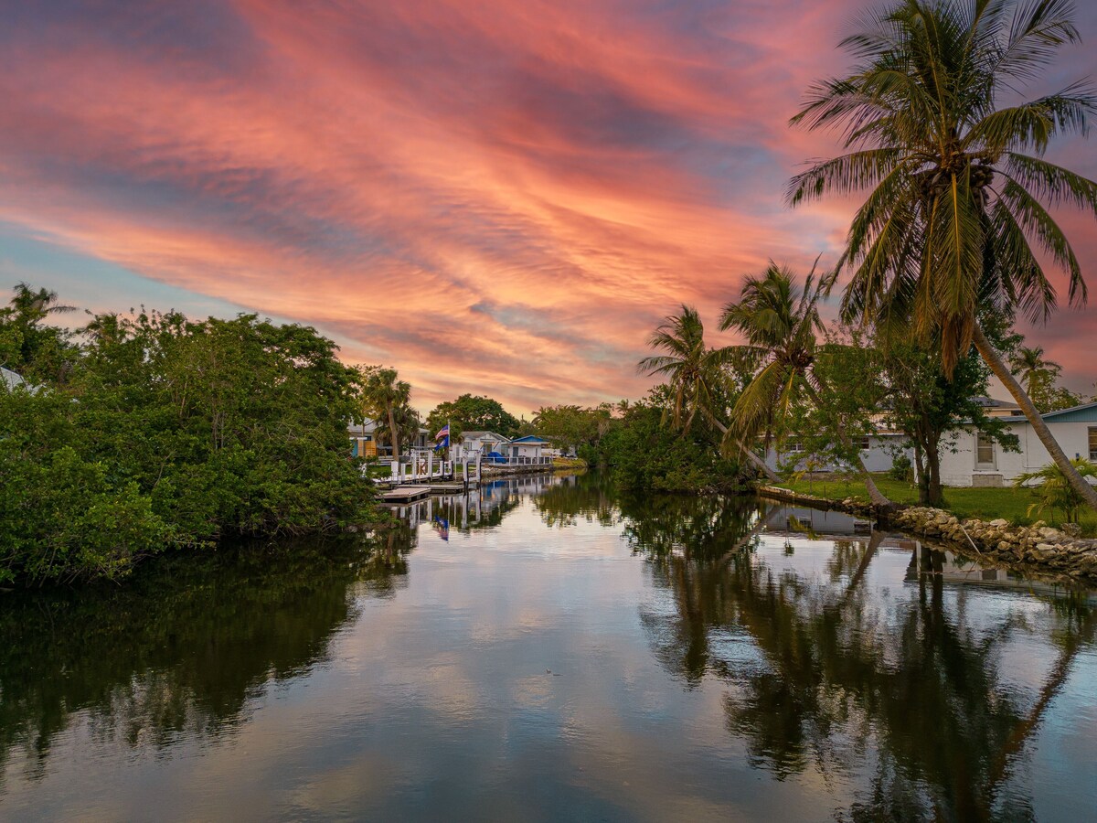 Photo 15 of 🏖️4 BR Canal Front Oasis- 1.5 Miles to Downtown!