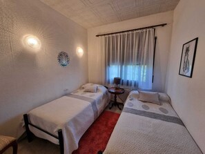 5 bedrooms, iron/ironing board, travel cot, bed sheets - Charmante Maison Accueillante, Familiale Avec Grand Jardin et Piscine Hors sol (Vidreres)