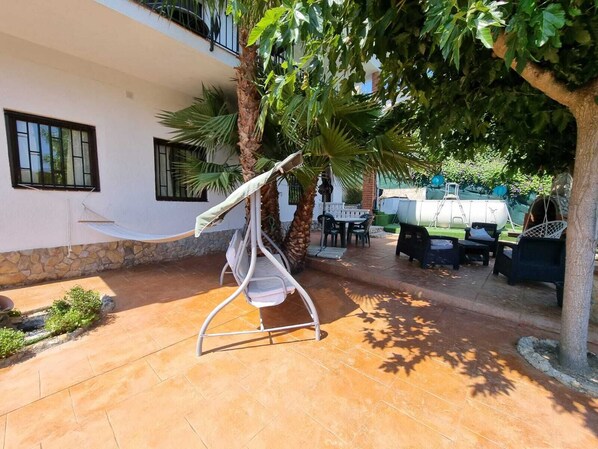 Terrace/patio - Charmante Maison Accueillante, Familiale Avec Grand Jardin et Piscine Hors sol (Vidreres)