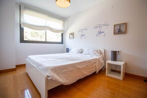 2 bedrooms, in-room safe, iron/ironing board, free WiFi