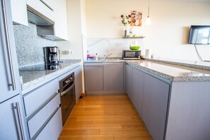 Kühlschrank, Mikrowelle, Ofen, Geschirrspüler