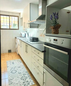 Jääkaappi, mikroaaltouuni, uuni, liesi