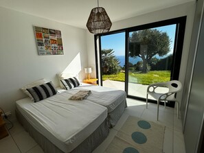 10 makuuhuonetta, työpöytä, silitysrauta/-lauta, vauvan matkasänky