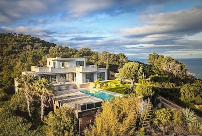 MAGNIFICENT 330 M2 VILLA - HEATED POOL - SEA AND MOUNTAIN VIEWS