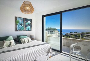 10 chambres, bureau, fer et planche à repasser, lit de bébé portatif