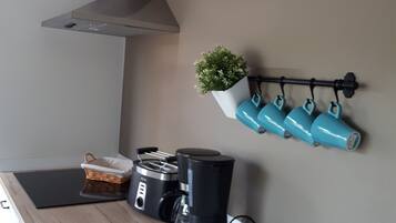 Kühlschrank, Wasserkocher mit Kaffee-/Teezubehör, Wasserkocher, Toaster