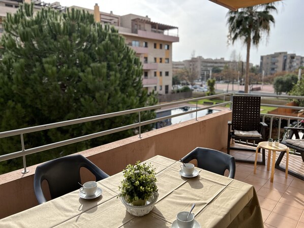 Outdoor dining - Apartment with Wifi and satellite dish.central and quiet residential area. (Salou)
