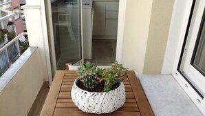 A wooden table with a woven planter on a balcony. - Vanilla House Design, Garage, Wifi (Sestri Levante)