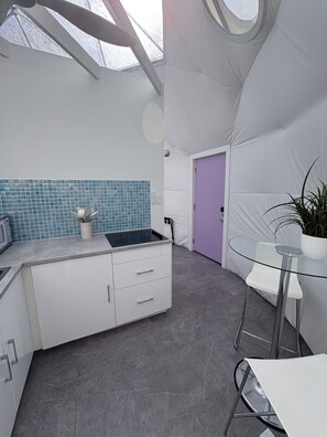 Kühlschrank, Mikrowelle, Wasserkocher mit Kaffee-/Teezubehör