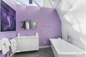 Hair dryer, towels - Escape Velocity Bubble Hut (Saint Jo)