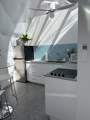 KĂŒhlschrank, Mikrowelle, Wasserkocher mit Kaffee-/Teezubehör